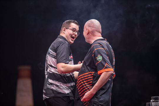 'Veel shampoo-aanbiedingen': Raymond van Barneveld houdt de lolbroek aan op Instagram met 'Turks kapsel'