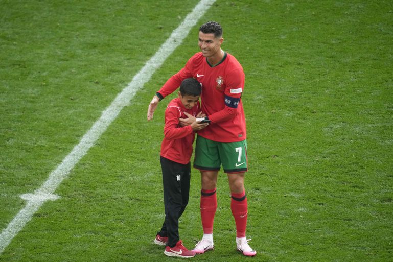 Van stralende vriendin tot 'ruzie' met fans: Cristiano Ronaldo blijft in de spotlights bij Portugal op het EK