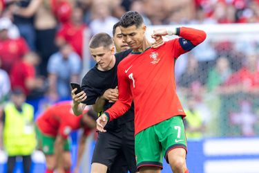 Cristiano Ronaldo moet harder optreden tegen veldbestomers: 'Gewoon een schop geven'