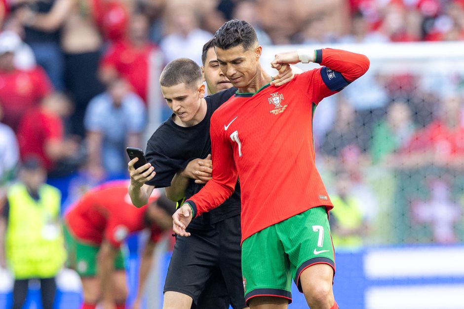 Cristiano Ronaldo moet harder optreden tegen veldbestomers: 'Gewoon een schop geven'