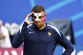 Kylian Mbappé (met masker). © Getty Images