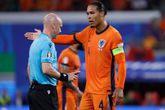 Virgil van Dijk had een lang onderhoud met Anthony Taylor over het afkeuren van het doelpunt van Xavi Simons. © Getty Images