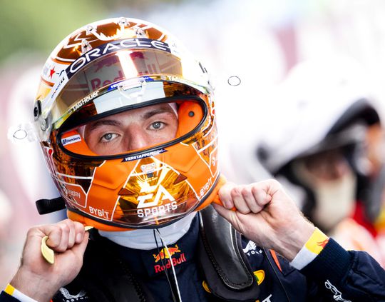 Max Verstappen moet weer iemand voor zich dulden, is ontevreden over auto en ziet rode vlag tijdens tweede vrije training