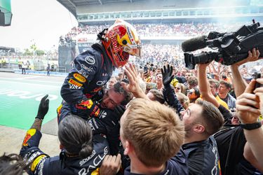 Max Verstappen blij met agressieve strategie in Spanje: 'Dat heb ik goed gedaan'