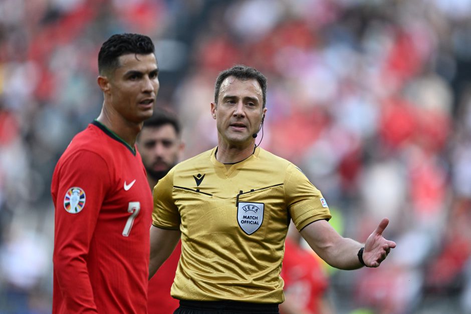 Scheidsrechter stapt voor Turkije - Portugal op Cristiano Ronaldo af: 'Je moet me helpen'