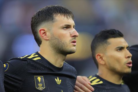 Oud-Feyenoorder Santiago Gimenez ziet 'mooiste goal ooit' afgekeurd worden, onbegrip bij commentatoren