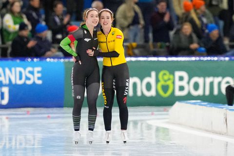 Antoinette Rijpma-de Jong en schaatszusje Michelle zorgen voor hilariteit met bijzondere foto: ‘Ruzie om mij…’