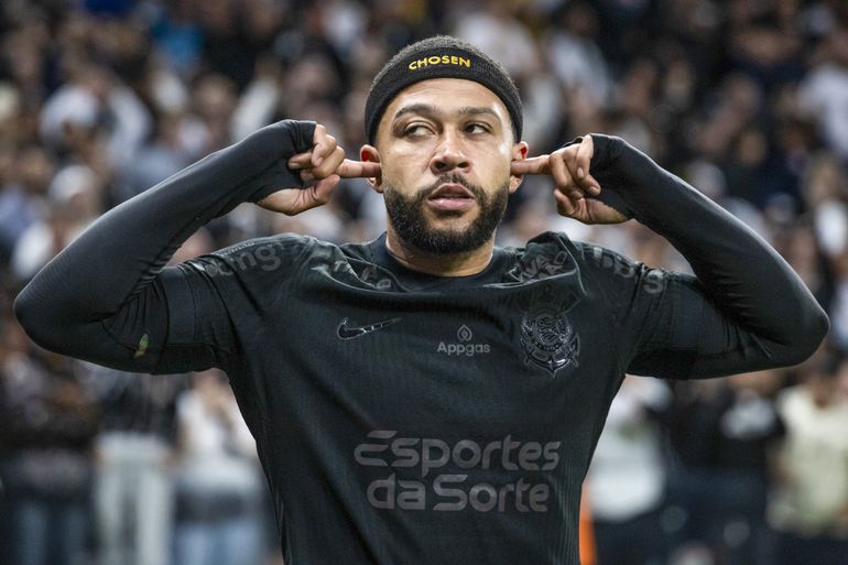 Memphis Depay heeft lak aan kritiek en blijft kibbelen met Corinthians-icoon