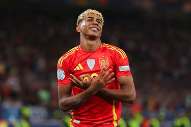 'Mama, kijk!' Topvoetballer Lamine Yamal ziet droom werkelijkheid worden tijdens vakantie
