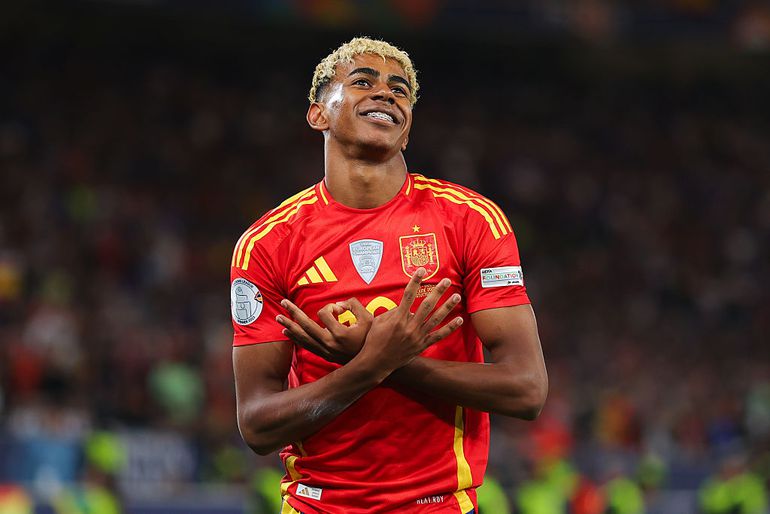 'Mama, kijk!' Topvoetballer Lamine Yamal ziet droom werkelijkheid worden tijdens vakantie