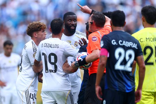 Verdediger Real Madrid beschuldigt tegenstander van wrede daad, FIFA start onderzoek: 'Dit tolereren wij niet'