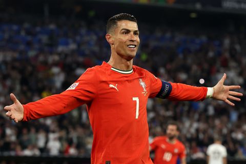 Verbazing over ‘vrij fitte’ Cristiano Ronaldo en zijn zoon: ‘En hij groeit nog!’
