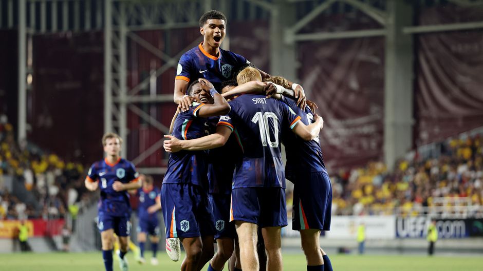 Oranje onder 19 gaat overtuigend naar finale, bijzondere statistiek voor AZ-talent Kees Smit