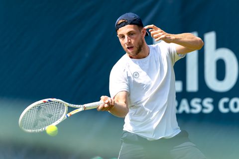 Toptennisser Tallon Griekspoor sluit vlak voor Wimbledon oude bekende weer in de armen