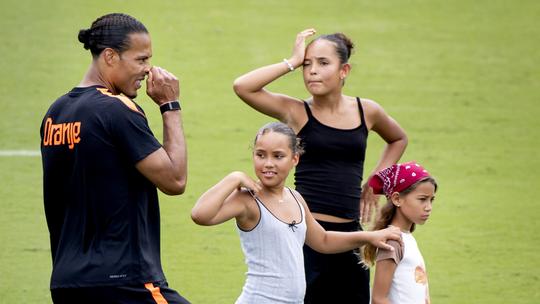 Dochter Oranje-aanvoerder Virgil van Dijk maakt grote indruk op WK: 'Dat zag er supergoed uit'