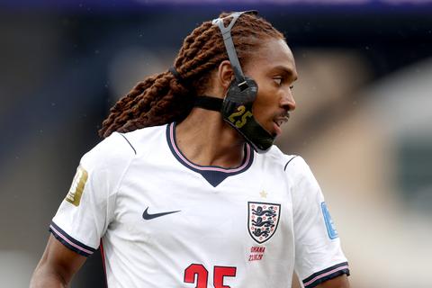 Dit is waarom Engeland-verdediger Djed Spence tegen Ghana met bijzonder masker speelt op het WK