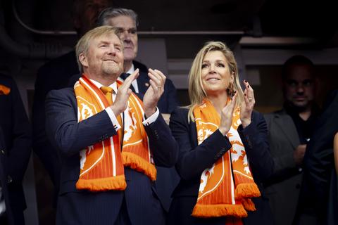Opmerkelijke beelden met koning Willem-Alexander en Máxima zorgen voor hilariteit: 'Het kan dus blijkbaar gewoon'