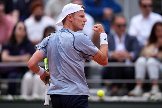 Toptennisser Jesper de Jong schakelt Carlos Alcaraz in voor bijzonder gebaar richting moeder: 'Ze was er héél blij mee'