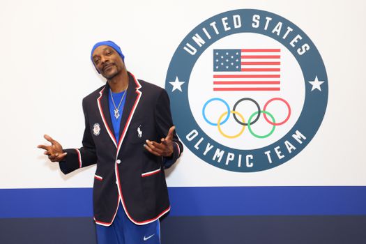 Snoop Dogg draagt olympische vlam vlak voor start Olympische Spelen, rapper heeft nog een andere rol in Parijs