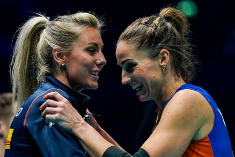 Pikante discussie zorgt voor hilariteit bij topvolleybalsters: 'Ik word hier erg nerveus van'