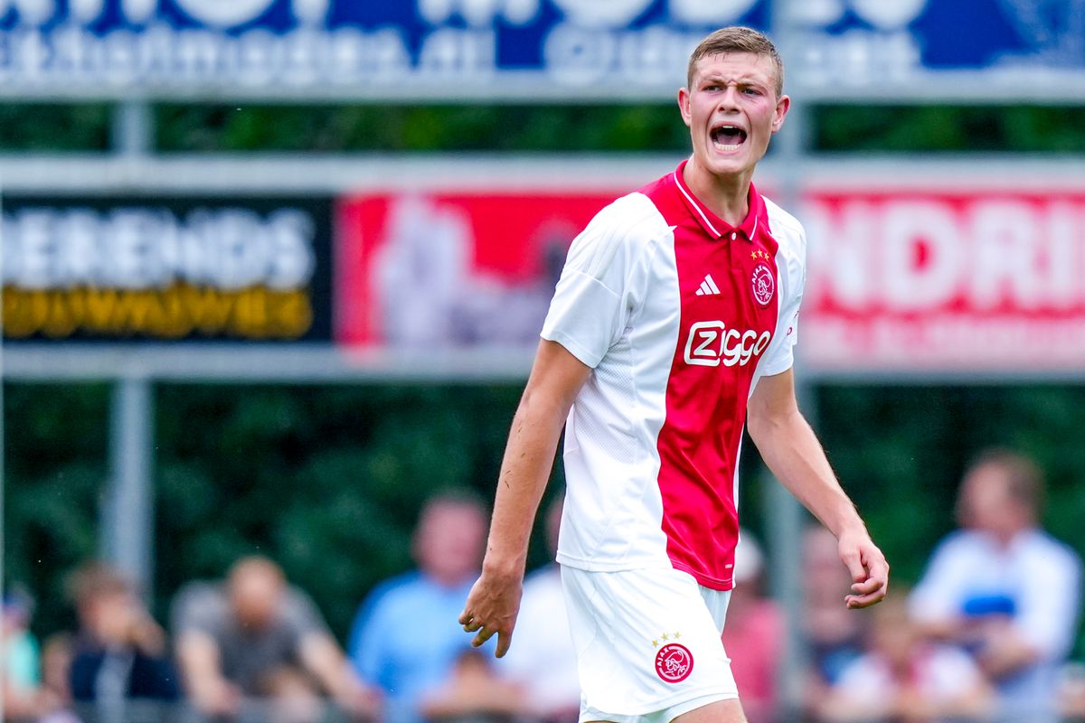 Ajax beloont talent (18) dat indruk maakt in de voorbereiding met nieuw contract