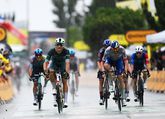 Vreselijke valpartij verpest nerveuze massasprint in Tour de France, Jonathan Milan wint in het groen