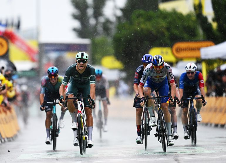 Vreselijke valpartij verpest nerveuze massasprint in Tour de France, Jonathan Milan wint in het groen