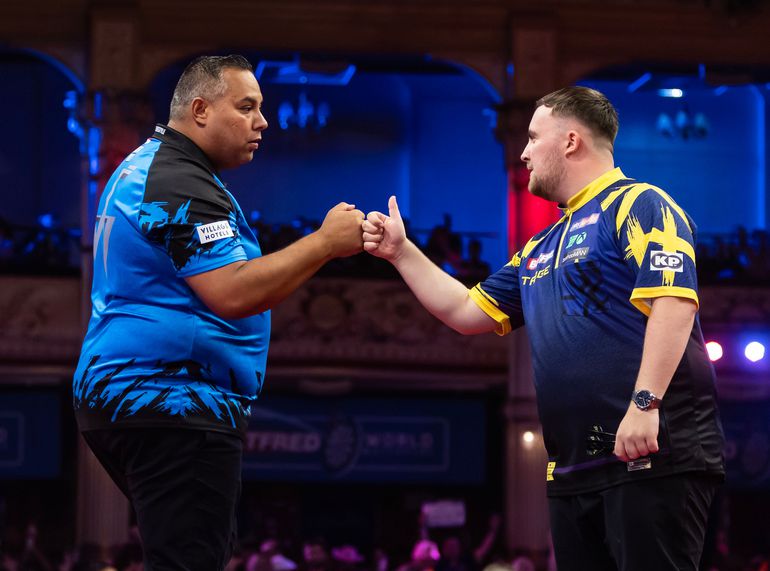 Nederlandse darter Jermaine Wattimena loopt monsterstunt tegen bevende Luke Littler mis op World Matchplay