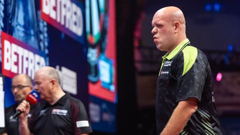 Geplaagde Michael van Gerwen geeft overwinning uit handen tegen Josh Rock op World Matchplay