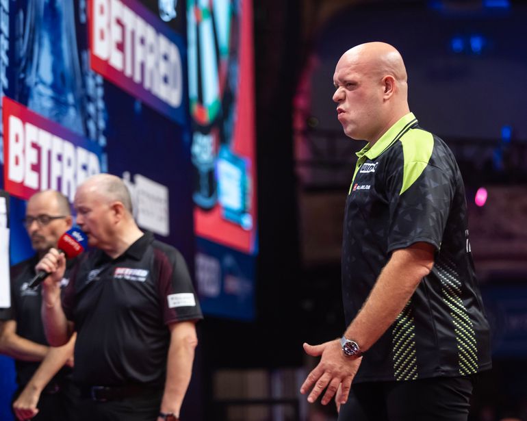 Geplaagde Michael van Gerwen geeft overwinning uit handen tegen Josh Rock op World Matchplay