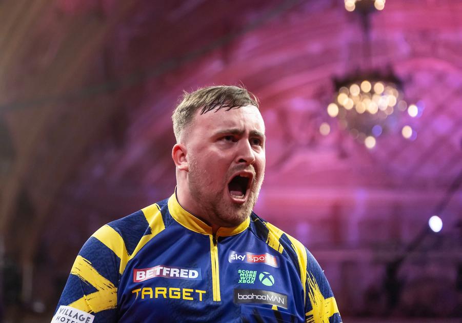 Rood aangelopen Luke Littler komt met schrik vrij tegen Jermaine ...