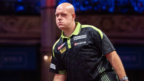 Topdarter Michael van Gerwen gefrustreerd op de World Matchplay: 'Darts wacht op niemand'