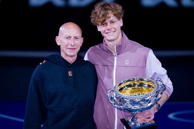Toptennisser Jannik Sinner neemt pikant besluit na dopingrel: 'Hij heeft altijd een belangrijke rol gespeeld'