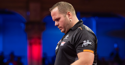 Gefrustreerde Dirk van Duijvenbode kan naar hoogzwangere vriendin na drama op World Matchplay