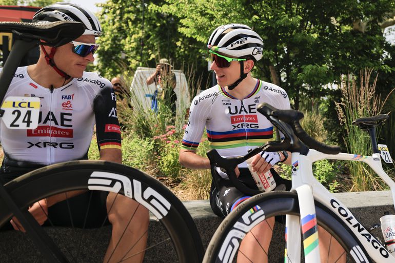 Veelbesproken teamgenoot Tadej Pogacar slaat terug na onrust in Tour de France: 'Niemand valt dan aan'