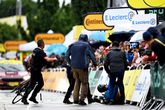 De politie greep woensdag hard in bij de finish van de zeventiende etappe van de Tour de France. ©Getty Images