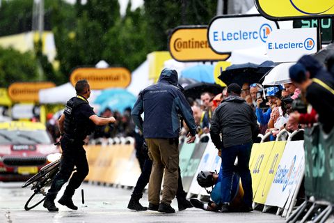 Tour de France ontsnapt aan groot drama: politie grijpt op laatste moment snoeihard in