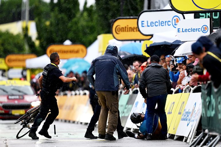 Politie voorkomt op het nippertje groot drama bij chaotische finish Tour de France