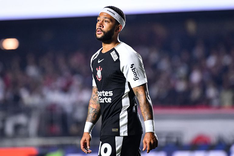 Memphis Depay verguisd door aanhang Corinthians: 'Jij bent helemaal geen idool'