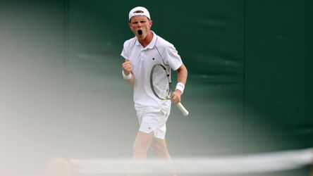 Nederlandse tennisser Jesper de Jong maakt na overtuigende zege kans op partij tegen absolute topper