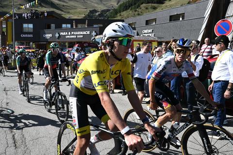 Toprenner Tadej Pogacar verrast met kledingkeuze in Tour de France