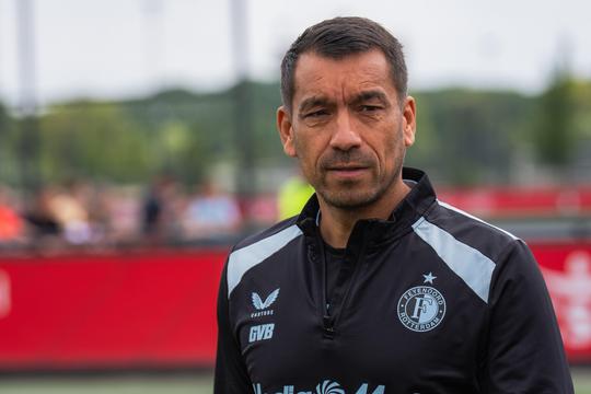 Feyenoord-trainer Giovanni van Bronckhorst wil vergeten talent (22) bij de club houden: 'Wil ik graag mee werken'