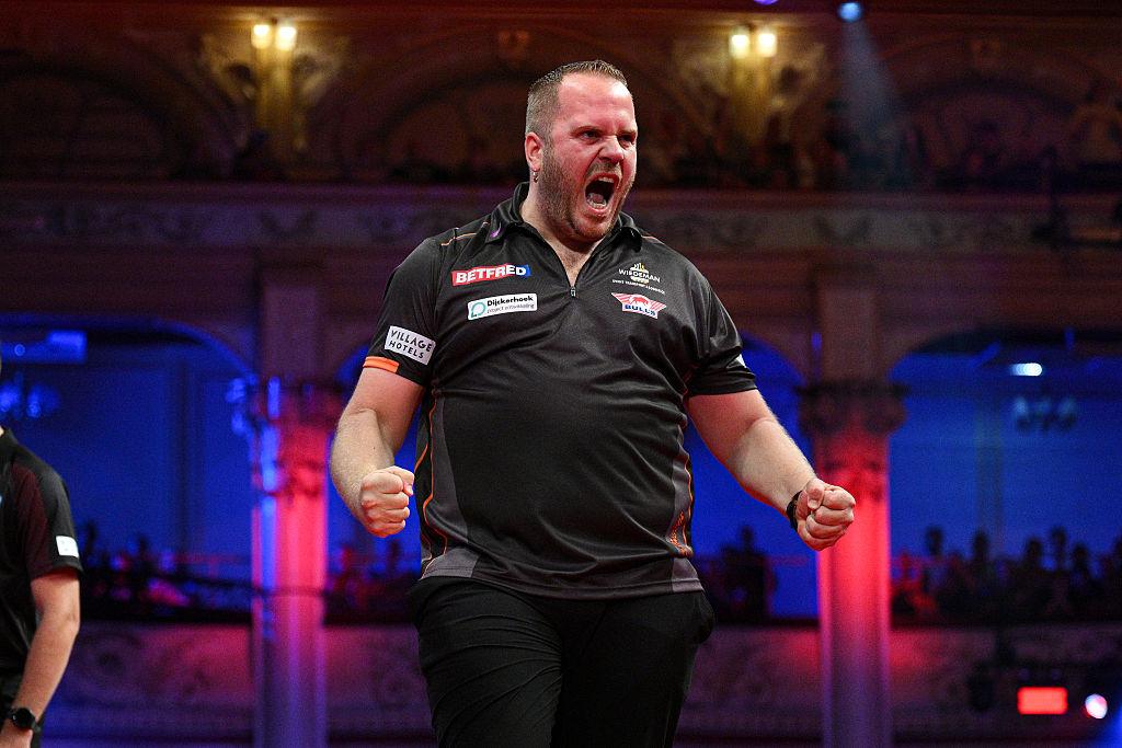 Topdarter Dirk van Duijvenbode boekt historische overwinning op Gary Anderson in zenuwslopend duel op World Matchplay