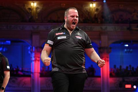 Topdarter Dirk van Duijvenbode boekt historische overwinning op Gary Anderson in zenuwslopend duel op World Matchplay