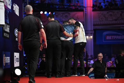 Topdarter (37) doorbreekt stilte na medisch noodgeval op podium World Matchplay