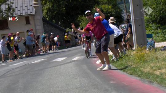 Etappewinnaar ontsnapt aan harde val na domme actie van toeschouwer in Tour de France: 'Wat ben je toch een loser...'
