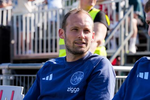 Live Conference League | Ajax start lange weg naar groepsfase, kan trainer Michel de toon zetten?