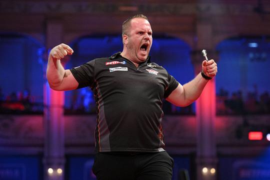 Topdarter Dirk van Duijvenbode heeft opvallende uitleg na gewonnen thriller: 'Gewoon mikken en raken'