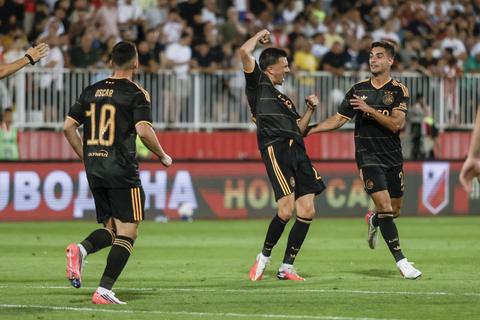 Live Conference League |Oscar Gloukh zet Ajax op grotere voorsprong in Servië