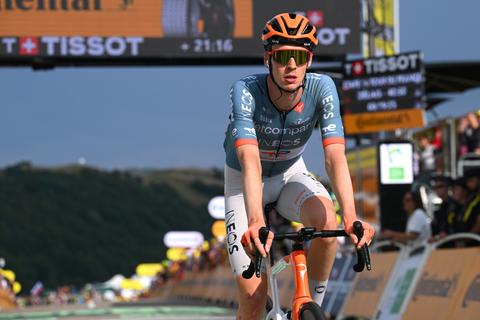 Live Tour de France | Peloton trekt richting Alpen in etappe 18, kans voor aanvallende klimgeiten als Thymen Arensman